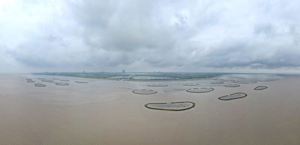 2024年5月31日，上海臨港新片區(qū)南匯嘴水域?yàn)┩可系哪迪牻福o(wú)人機(jī)照片）。新華社記者 方喆 攝