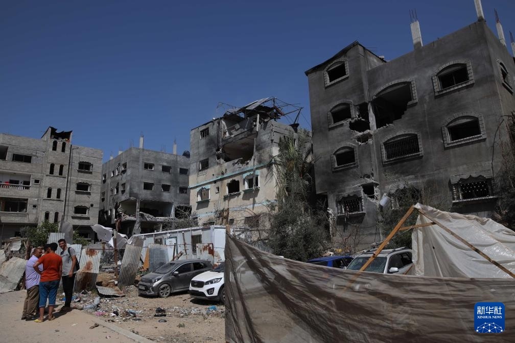 這是6月8日在加沙地帶中部努賽賴特難民營拍攝的在以軍襲擊中受損嚴(yán)重的房屋及車輛。新華社發(fā)（馬爾萬·達(dá)烏德攝）