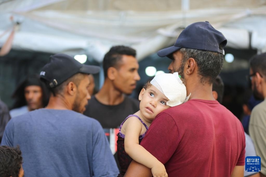 這是6月8日在加沙地帶中部努賽賴特難民營拍攝的傷員。新華社發(fā)（馬爾萬·達(dá)烏德攝）