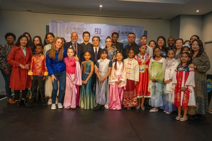 中南嘉賓與選手們合影。