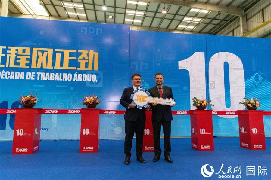 儀式上，徐工巴西制造總經(jīng)理李寒光將第23456臺產(chǎn)品鑰匙交付給客戶巴西Simak公司首席執(zhí)行官安德森·阿布魯手中。 人民日報社拉美中心分社 威廉·科埃略·維亞納攝