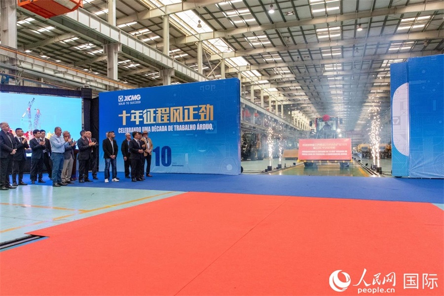 儀式上，米納斯吉拉斯州、波蘇阿雷格里市政府官員，徐工巴西制造的供應商、經(jīng)銷商、客戶伙伴、員工代表和在巴中資機構(gòu)代表等，一起祝賀徐工巴西制造第23456臺產(chǎn)品下線并交付客戶。 人民日報社拉美中心分社 威廉·科埃略·維亞納攝