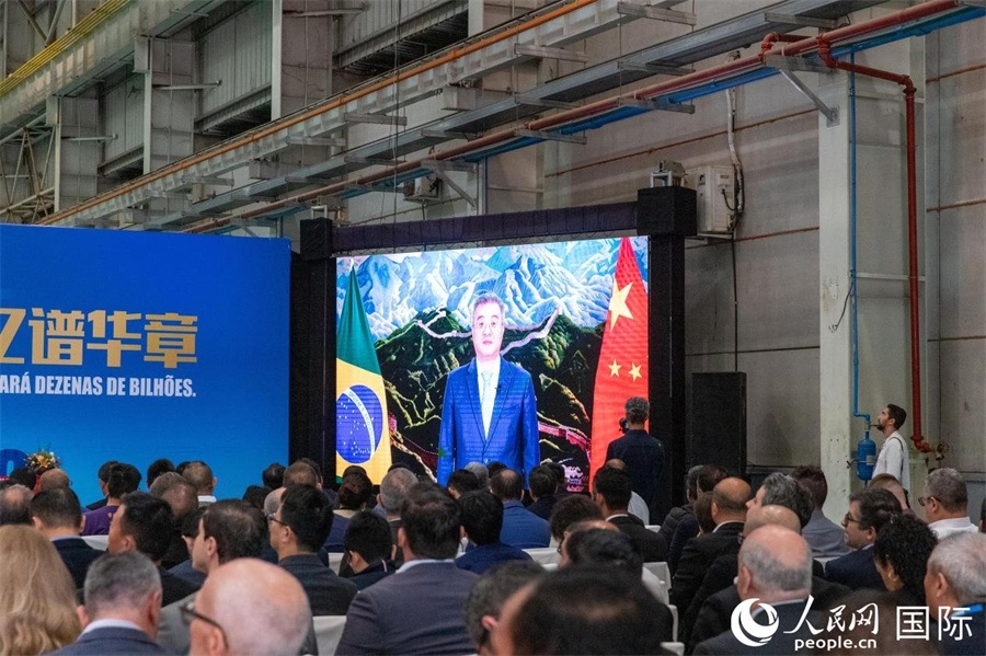 中國駐巴西大使祝青橋在視頻致辭中表示，徐工在巴西的發(fā)展，是眾多中國企業(yè)在習近平主席提出的共建“一帶一路”倡議推動下，將中國的技術(shù)和產(chǎn)業(yè)發(fā)展成果帶往世界，促進各國發(fā)展的縮影。 人民日報社拉美中心分社 威廉·科埃略·維亞納攝