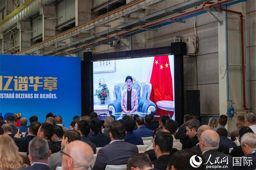 中國駐里約熱內(nèi)盧總領(lǐng)事田敏在視頻致辭中表示，中國是米納斯吉拉斯州第一大貿(mào)易伙伴和重要投資來源國。近年來，雙方在貿(mào)易投資、科技創(chuàng)新、裝備制造、人文交流等領(lǐng)域開展了富有成果的合作。 人民日報社拉美中心分社 威廉·科埃略·維亞納攝
