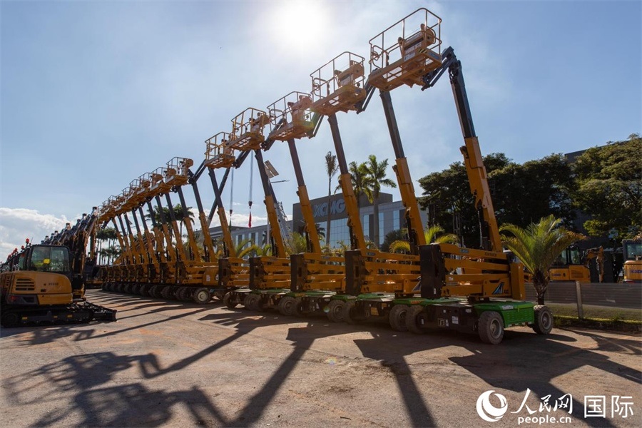 在徐工巴西制造生產(chǎn)基地，一批完成生產(chǎn)的設(shè)備正準備交付客戶。 人民日報社拉美中心分社 威廉·科埃略·維亞納攝