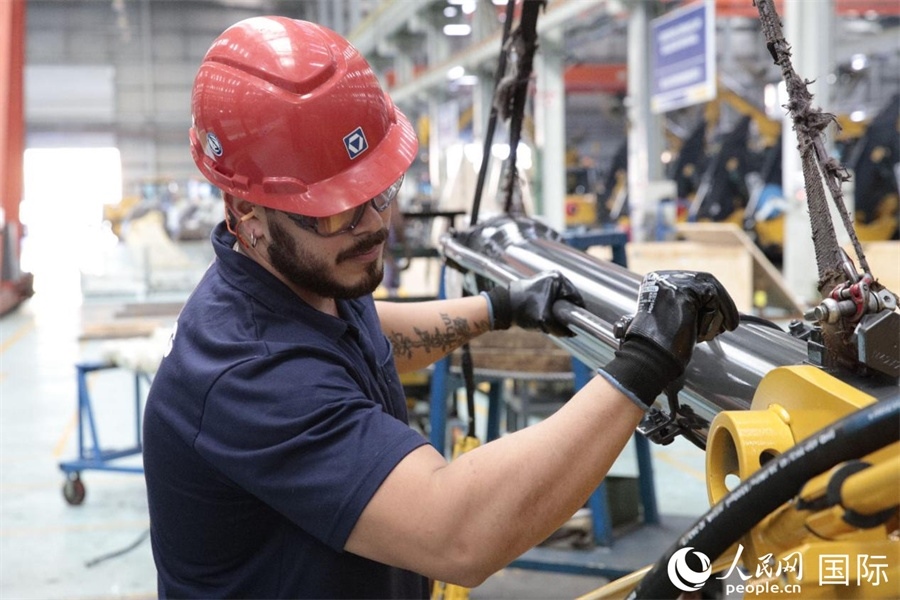 一名徐工巴西制造基地的當?shù)貑T工正在進行設(shè)備安裝和調(diào)試。 人民日報社拉美中心分社 威廉·科埃略·維亞納攝