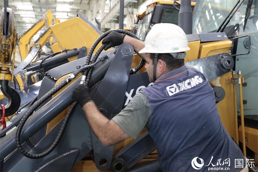 一名徐工巴西制造基地的當?shù)貑T工正在進行設(shè)備安裝和調(diào)試。 人民日報社拉美中心分社 威廉·科埃略·維亞納攝