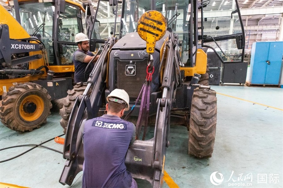 兩名徐工巴西制造基地的當?shù)貑T工正在進行設(shè)備安裝和調(diào)試。 人民日報社拉美中心分社 威廉·科埃略·維亞納攝