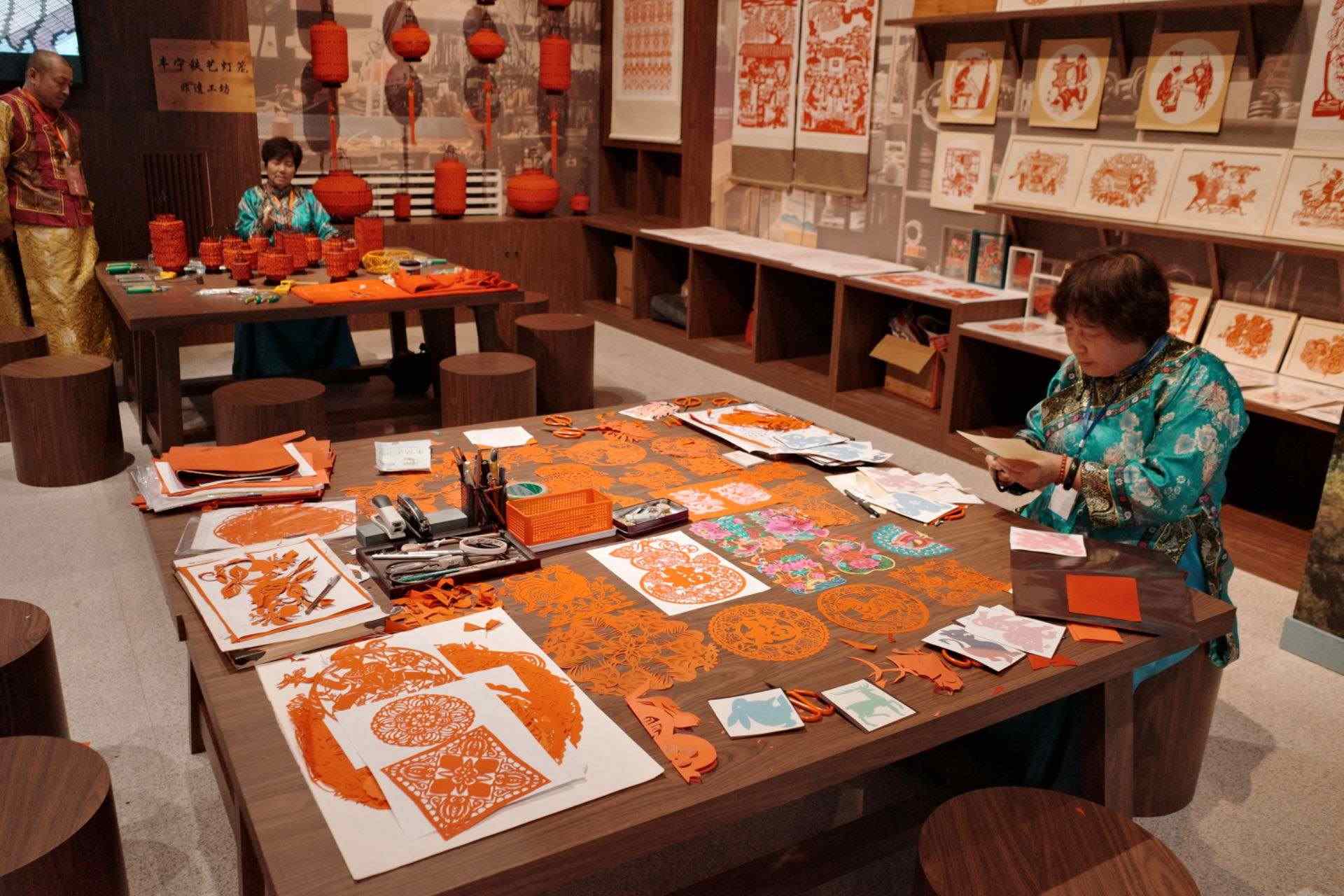 “氣象萬千——中國非遺保護實踐主題展”上，非遺傳承人現(xiàn)場展示。人民網(wǎng)記者 劉微攝