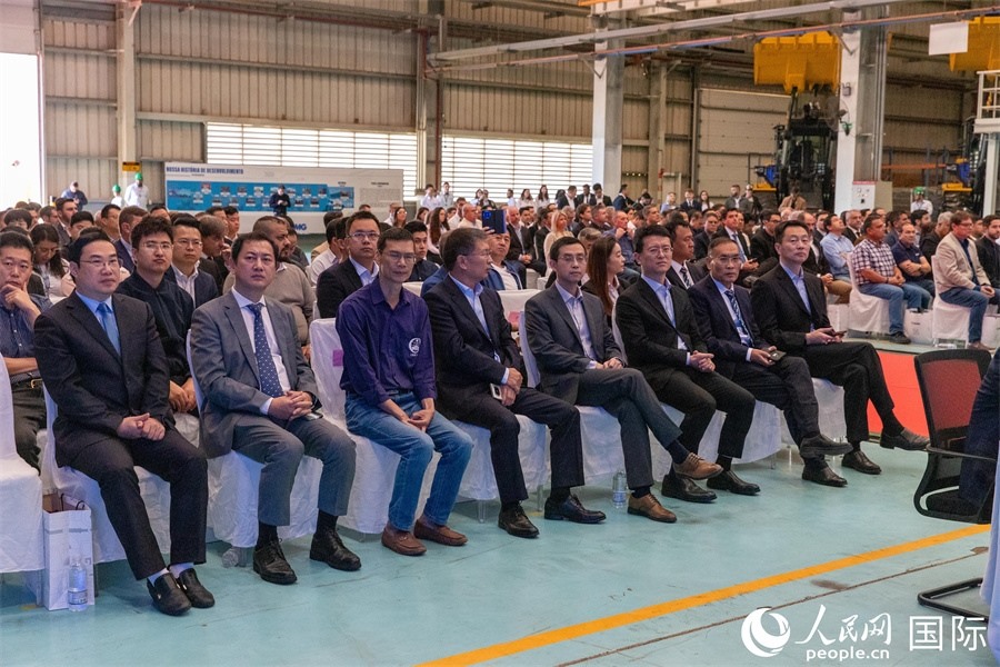 巴西米納斯吉拉斯州、波蘇阿雷格里市政府官員，徐工巴西制造的供應商、經(jīng)銷商、客戶伙伴和員工代表，以及在巴中資機構(gòu)代表等200多人，出席了徐工巴西制造投產(chǎn)運營10周年暨第23456臺產(chǎn)品下線儀式。 人民網(wǎng) 威廉·科埃略·維亞納攝