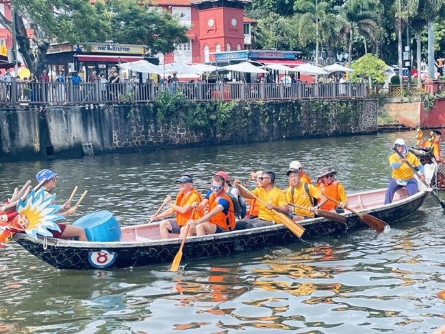 多元種族共同奮輯前進(jìn)，體驗在馬六甲河劃龍舟，引來大批游客駐足圍觀。組委會供圖