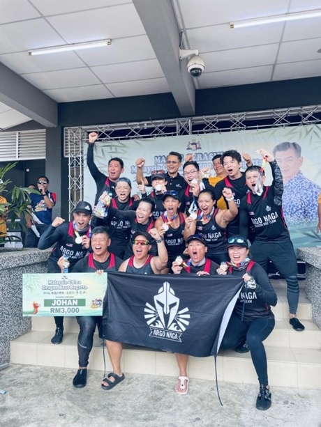 全體隊員歡慶取得混合組冠軍。組委會供圖