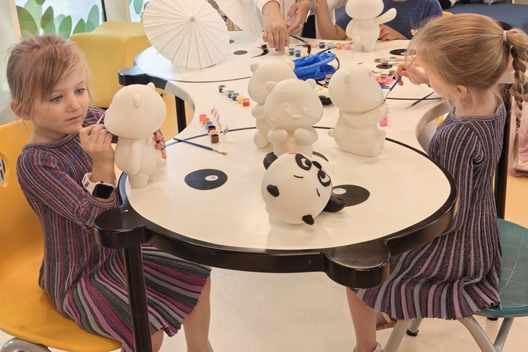 卡塔爾當(dāng)?shù)貎和瘏⑴c彩繪熊貓活動(dòng)。四川省文旅廳供圖