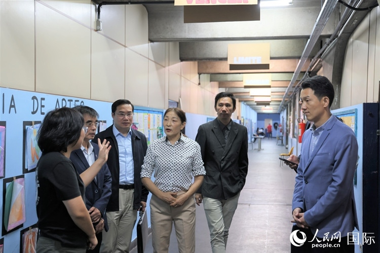 中國駐里約總領(lǐng)館商務(wù)參贊敬艷輝（右一）等嘉賓在里約孔院中方院長孫艷萍（左一）帶領(lǐng)下，參觀薩繆爾·韋納公立學(xué)校的中文教室，了解該校中文教學(xué)軟硬件設(shè)施。人民網(wǎng)記者 時元皓攝