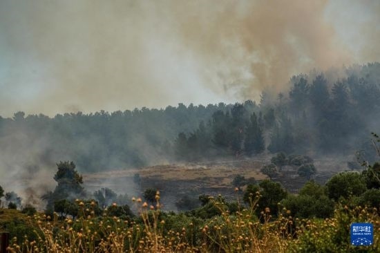  6月12日，以色列北部加利利地區(qū)遭受火箭彈襲擊后冒出滾滾濃煙。新華社發(fā)（阿亞爾·馬戈林?jǐn)z/基尼圖片社）