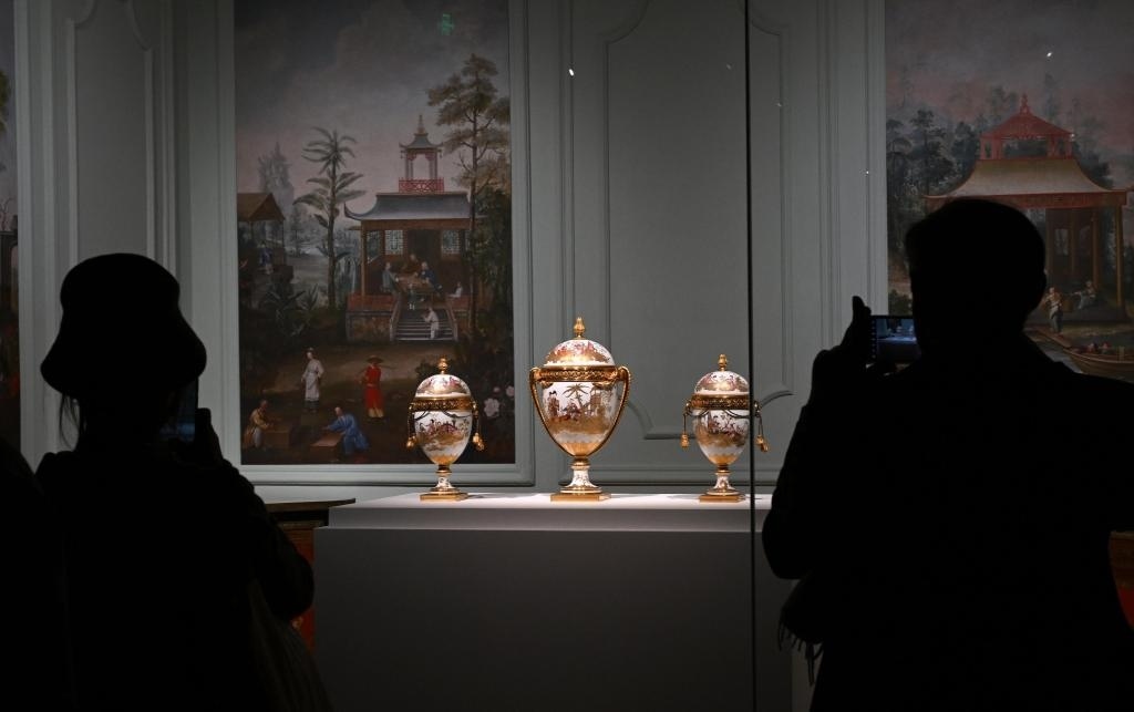 4月1日，觀眾在北京故宮參觀“紫禁城與凡爾賽宮——17、18世紀(jì)的中法交往”展覽。新華社記者金良快攝