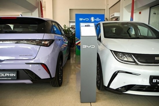 這是5月29日在馬耳他比爾基卡拉拍攝的展示廳里的比亞迪純電動汽車。新華社發(fā)（喬納森·博格 攝）