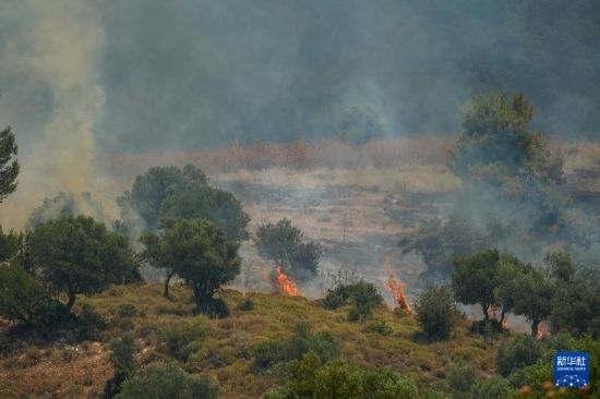 6月12日，以色列北部加利利地區(qū)遭受火箭彈襲擊后冒出滾滾濃煙。新華社發(fā)（阿亞爾·馬戈林?jǐn)z/基尼圖片社）