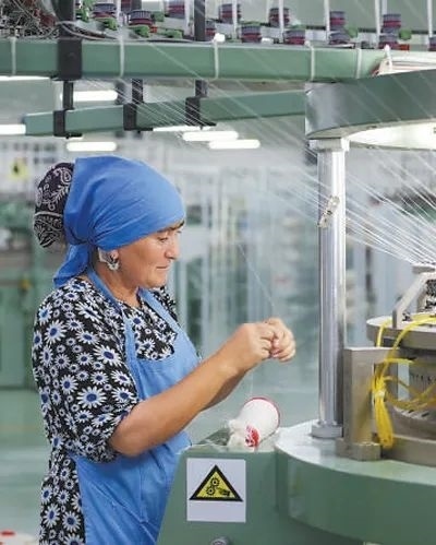 在針織毛坯車間，當(dāng)?shù)毓と苏诮泳€。胡澤曦?cái)z