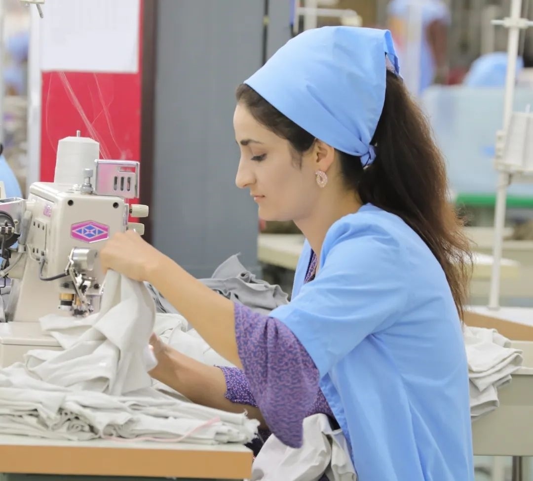 當(dāng)?shù)毓と苏谶M(jìn)行成衣縫紉。胡澤曦?cái)z