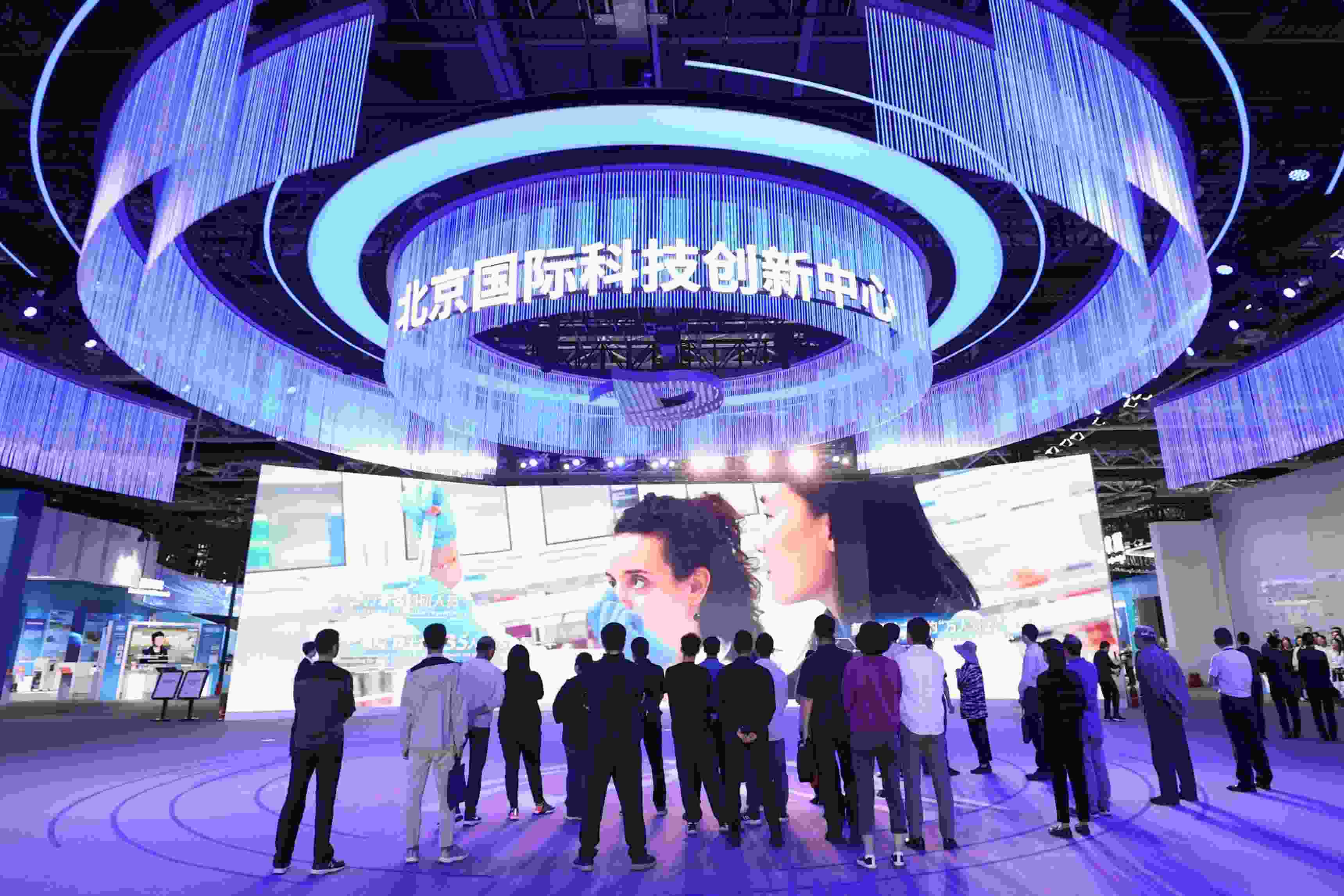 △2024年5月11日，觀眾在中關(guān)村展示中心觀看科技創(chuàng)新宣傳片。