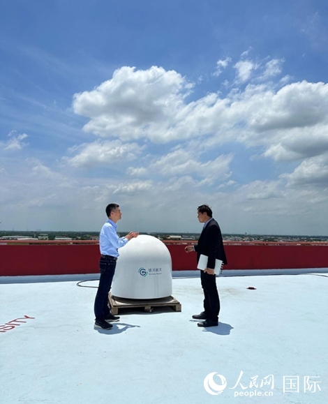 中泰兩國技術(shù)人員交流低軌寬帶衛(wèi)星互聯(lián)網(wǎng)運(yùn)行情況。人民網(wǎng)記者 簡承淵攝