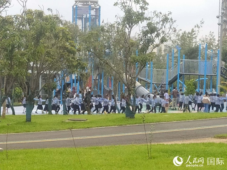 當(dāng)?shù)貎和诠珗@做游戲。人民網(wǎng)記者 黃培昭攝