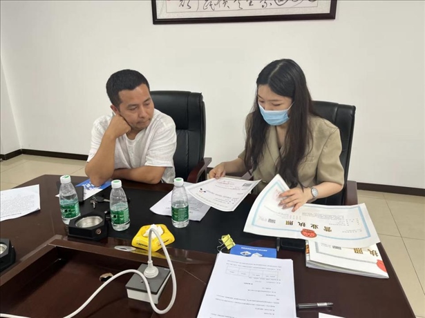 成都市溫江區(qū)市場監(jiān)管局在區(qū)農(nóng)副產(chǎn)品流通交易中心為商戶上門辦理“個轉(zhuǎn)企”登記。成都市市場監(jiān)管局供圖