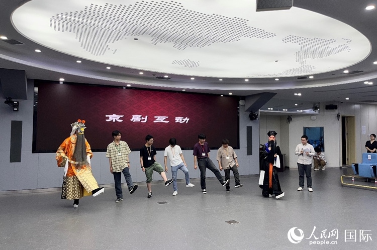 日本大學(xué)生代表團(tuán)學(xué)習(xí)京劇臺(tái)步。人民網(wǎng)記者 陳思攝