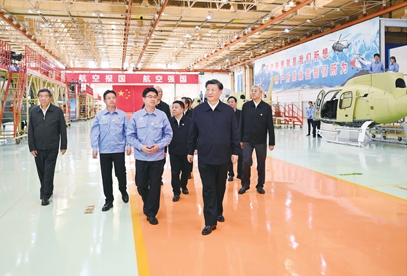 2023年10月10日至13日，中共中央總書(shū)記、國(guó)家主席、中央軍委主席習(xí)近平在江西考察。這是11日上午，習(xí)近平在景德鎮(zhèn)市昌河飛機(jī)工業(yè)（集團(tuán)）有限公司考察。 新華社記者 燕雁/攝