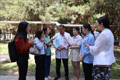 聯(lián)合采訪團隊在采訪塔吉克斯坦中央眼科醫(yī)院副院長馬爾索羅夫·薩爾杜洛。胡澤曦攝