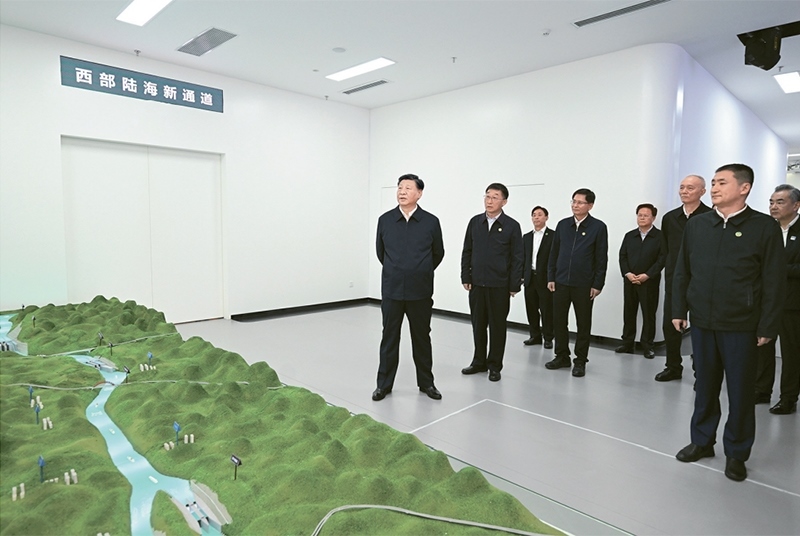 2023年12月14日至15日，中共中央總書(shū)記、國(guó)家主席、中央軍委主席習(xí)近平在廣西考察。這是14日上午，習(xí)近平在南寧市考察中國(guó)—東盟信息港股份有限公司，結(jié)合平陸運(yùn)河沙盤(pán)聽(tīng)取西部陸海新通道骨干工程建設(shè)匯報(bào)。 新華社記者 謝環(huán)馳/攝