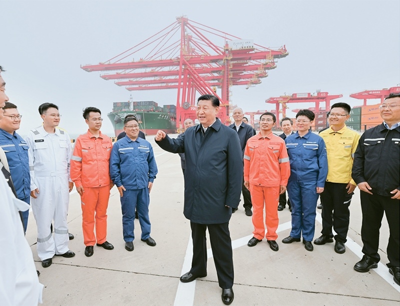 2024年5月22日至24日，中共中央總書(shū)記、國(guó)家主席、中央軍委主席習(xí)近平在山東考察。這是22日下午，習(xí)近平在日照港親切慰問(wèn)港口科技工作者、運(yùn)營(yíng)人員、航運(yùn)人員。 新華社記者 謝環(huán)馳/攝