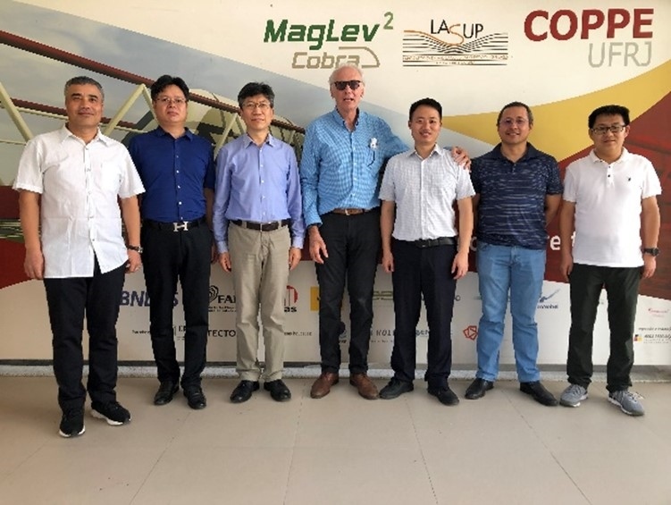 實(shí)驗(yàn)室建設(shè)團(tuán)隊(duì)主要負(fù)責(zé)人與巴西里約熱內(nèi)盧聯(lián)邦大學(xué)交流。西南交通大學(xué)供圖