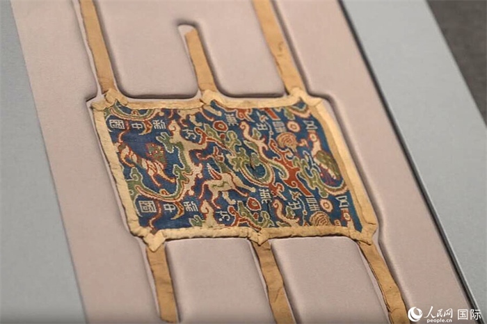 “五星出東方利中國(guó)”織錦護(hù)臂。人民網(wǎng)記者 張麗婭攝