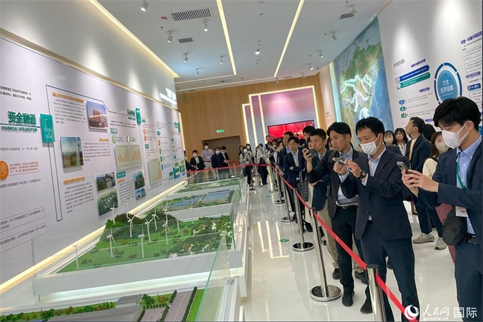 日本創(chuàng)價(jià)學(xué)會(huì)青年代表團(tuán)在烏魯木齊市文化中心規(guī)劃館參觀。人民網(wǎng)記者 張麗婭攝