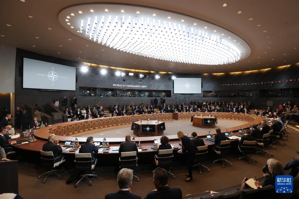 這是6月14日在比利時布魯塞爾北約總部拍攝的北約防長會現(xiàn)場。新華社記者 趙丁喆 攝