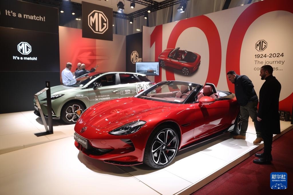 2024年1月17日，人們在比利時布魯塞爾舉辦的2024布魯塞爾汽車展上參觀上汽名爵電動汽車。新華社記者 趙丁喆 攝