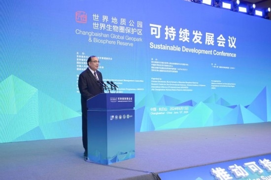  6月15日，聯(lián)合國教科文組織東亞地區(qū)辦事處主任夏澤翰在“長白山·世界地質(zhì)公園、世界生物圈保護區(qū)可持續(xù)發(fā)展會議”上做主旨演講。新華社發(fā)