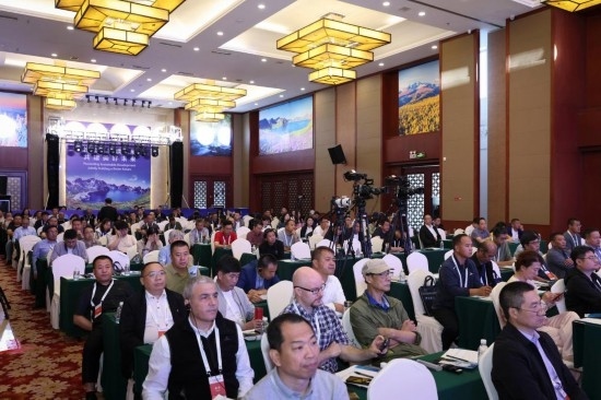  6月15日，“長白山·世界地質(zhì)公園、世界生物圈保護區(qū)可持續(xù)發(fā)展會議”現(xiàn)場。新華社發(fā)