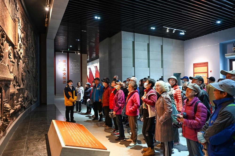 △ 2024年4月10日，北京朝陽區(qū)安慧里社區(qū)黨委組織離退休黨員參觀“明鏡昭廉”明代反貪尚廉歷史文化園。