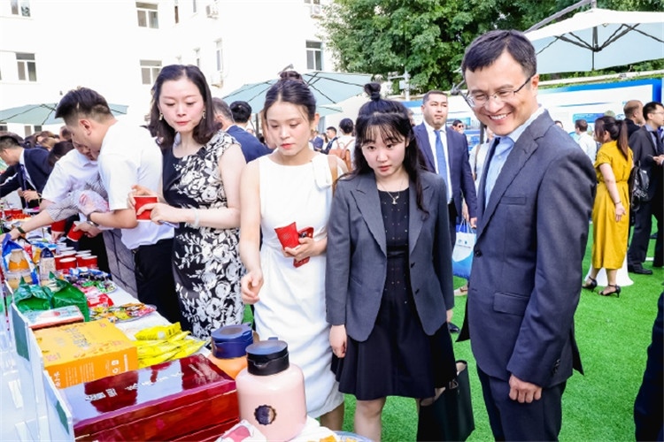 與會(huì)嘉賓參觀品鑒上合組織農(nóng)業(yè)基地特產(chǎn)。主辦方供圖