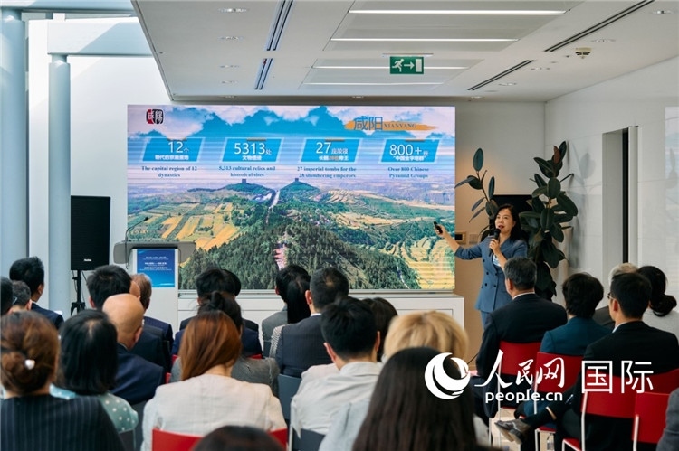 咸陽市招商局局長王苗致辭。