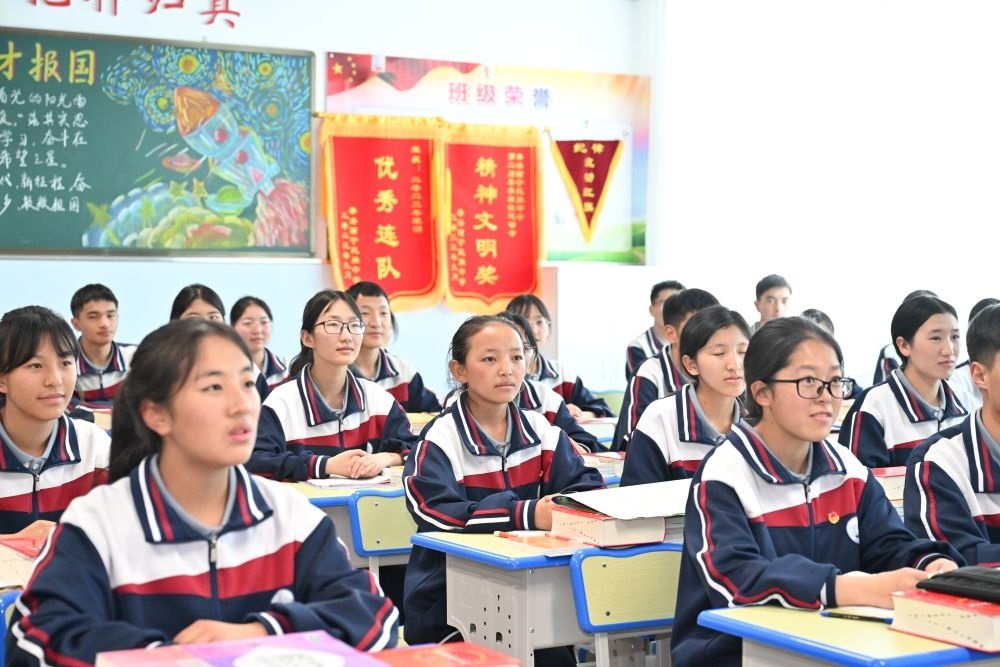 2024年6月18日，果洛西寧民族中學(xué)學(xué)生在上課。