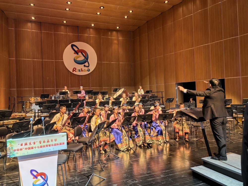 5月4日，來自果洛西寧民族中學(xué)的果洛州青少年管樂團在山東省日照市演出。