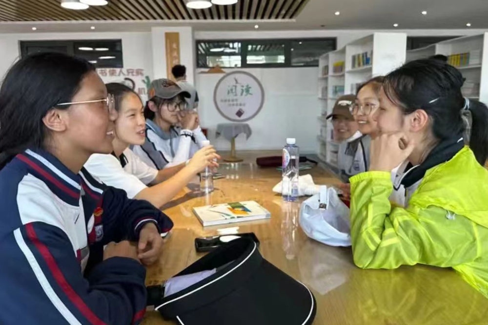 2023年7月10日，在果洛西寧民族中學(xué)，上海市大同中學(xué)學(xué)生（右）與果洛西寧民族中學(xué)學(xué)生交流。新華社發(fā)（果洛州教育局供圖）