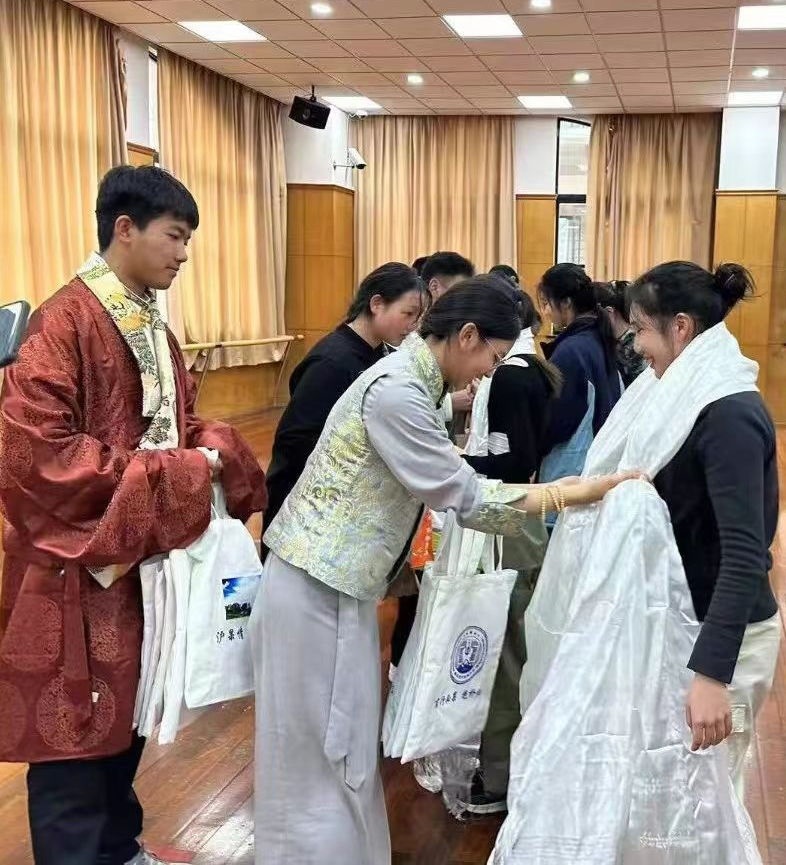 2024年1月18日，在上海市大同中學(xué)，果洛西寧民族中學(xué)學(xué)生給上海大同中學(xué)師生獻(xiàn)哈達(dá)。新華社發(fā)（果洛州教育局供圖）