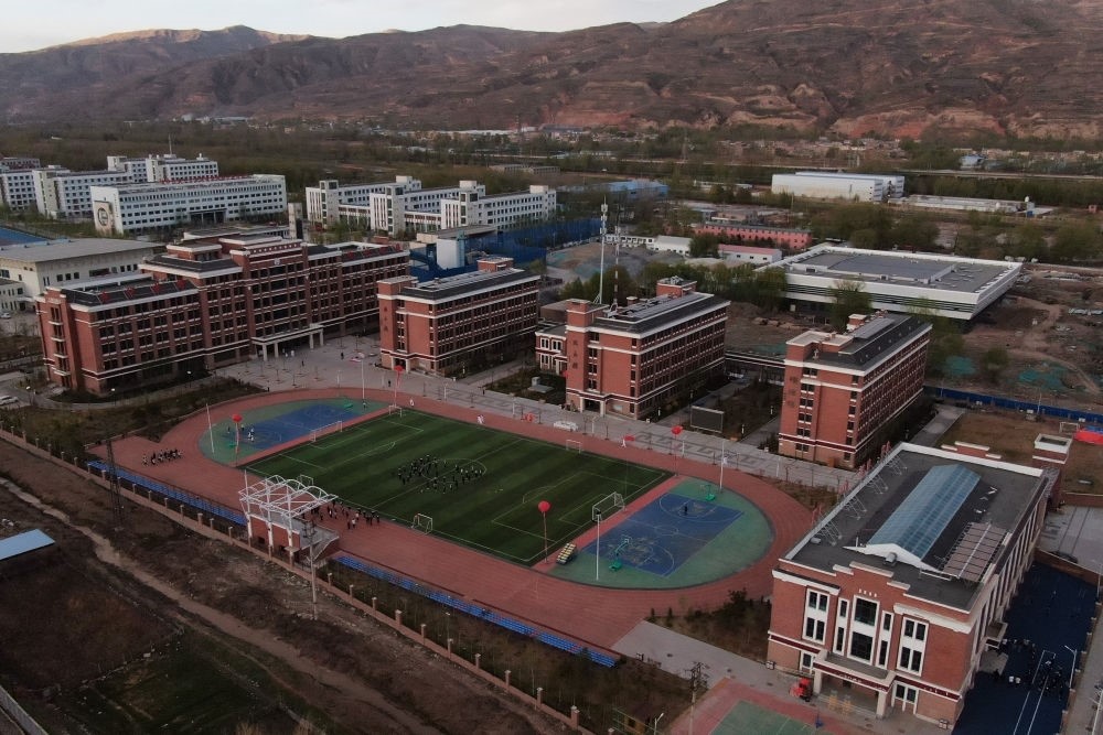 2021年4月28日拍攝的果洛西寧民族中學(xué)（無(wú)人機(jī)照片）。