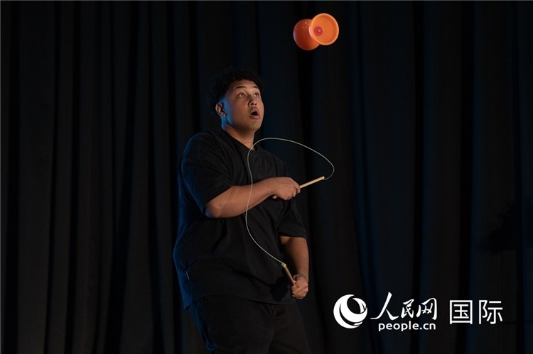 參賽選手表演的抖空竹如行云流水。人民日報非洲中心分社 希拉茲·莫林攝