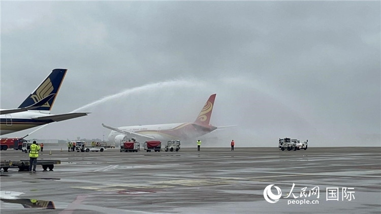航班享受“水門禮”后起飛。牛瑞飛攝